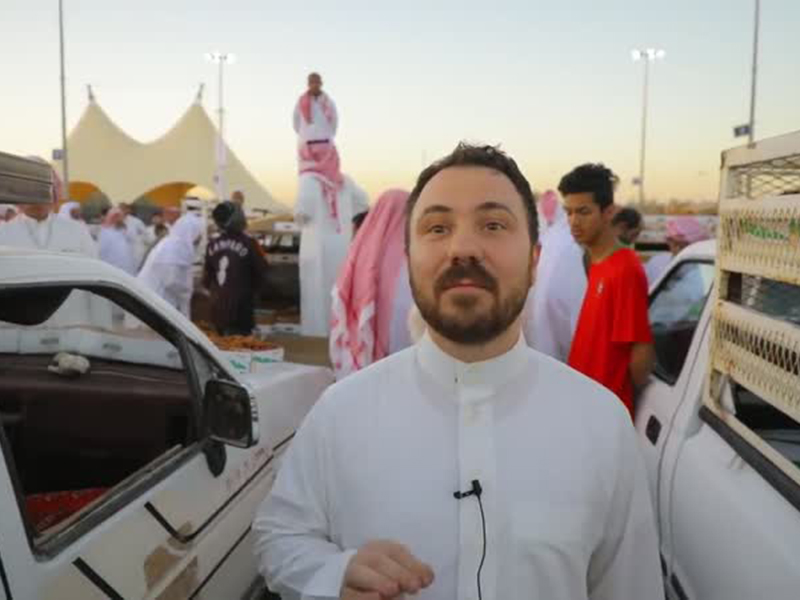 شاهد بالفيديو: شاب إيطالي يوثق تجربته في العمل كدلال لبيع التمور بسوق بريدة!